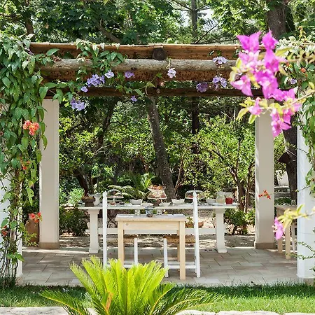 Maison D'enri Bed & Breakfast 4*