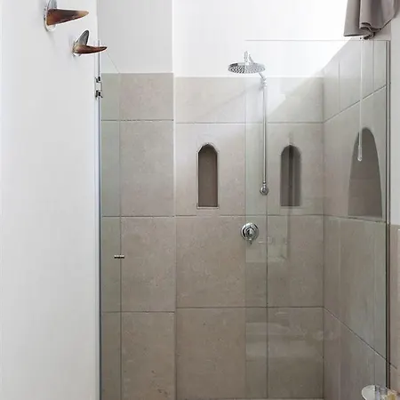 Maison D'enri Bed & Breakfast 4*